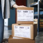 Stapel kartonnen dozen met verzendlabels