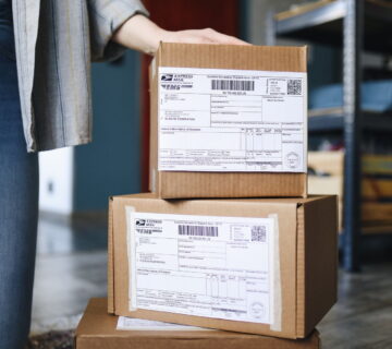 Stapel kartonnen dozen met verzendlabels