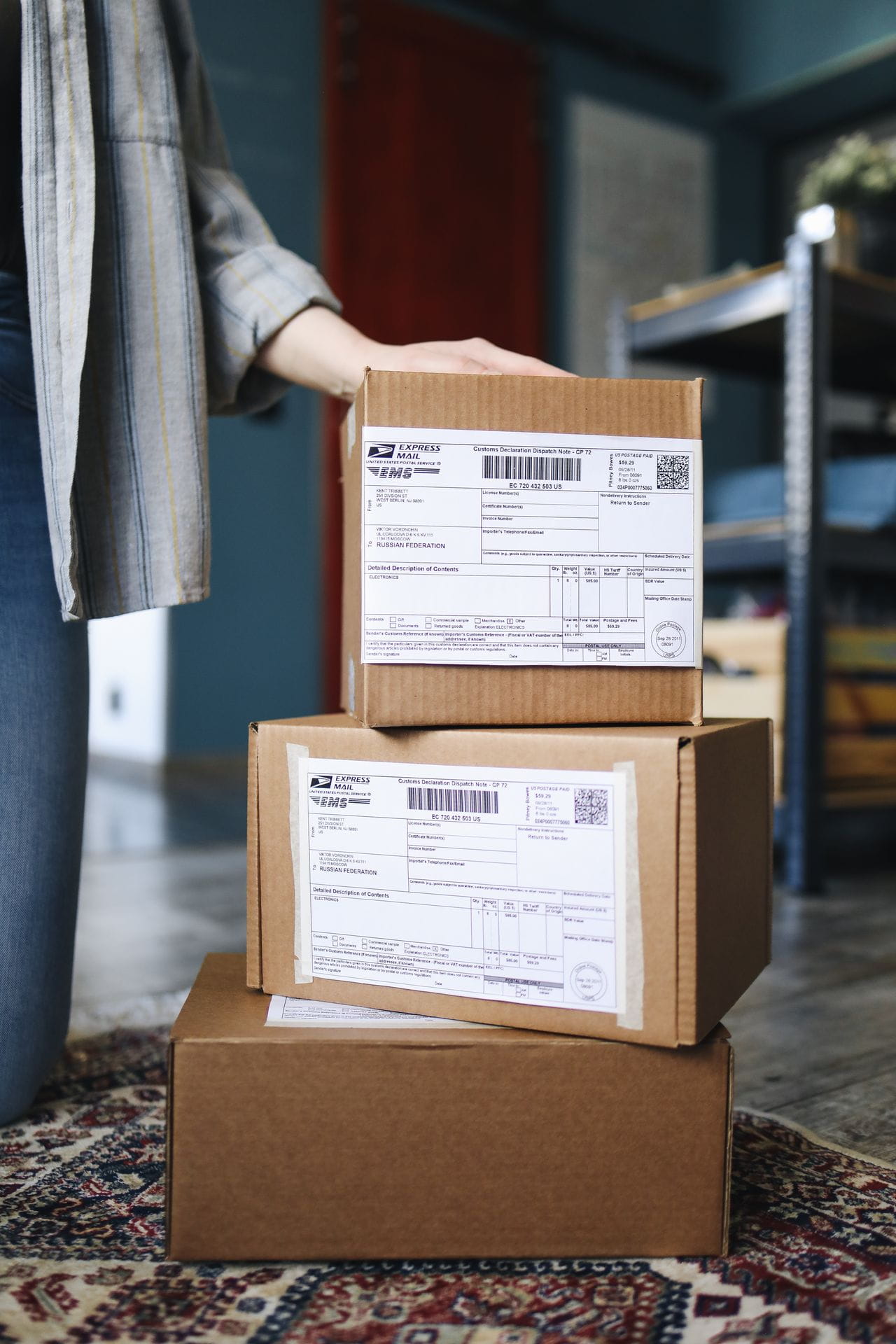 Stapel kartonnen dozen met verzendlabels